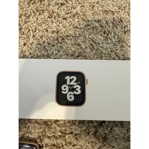 Apple Watch SE Gold Aluminum Case 40 MM - Picture 2 of 3